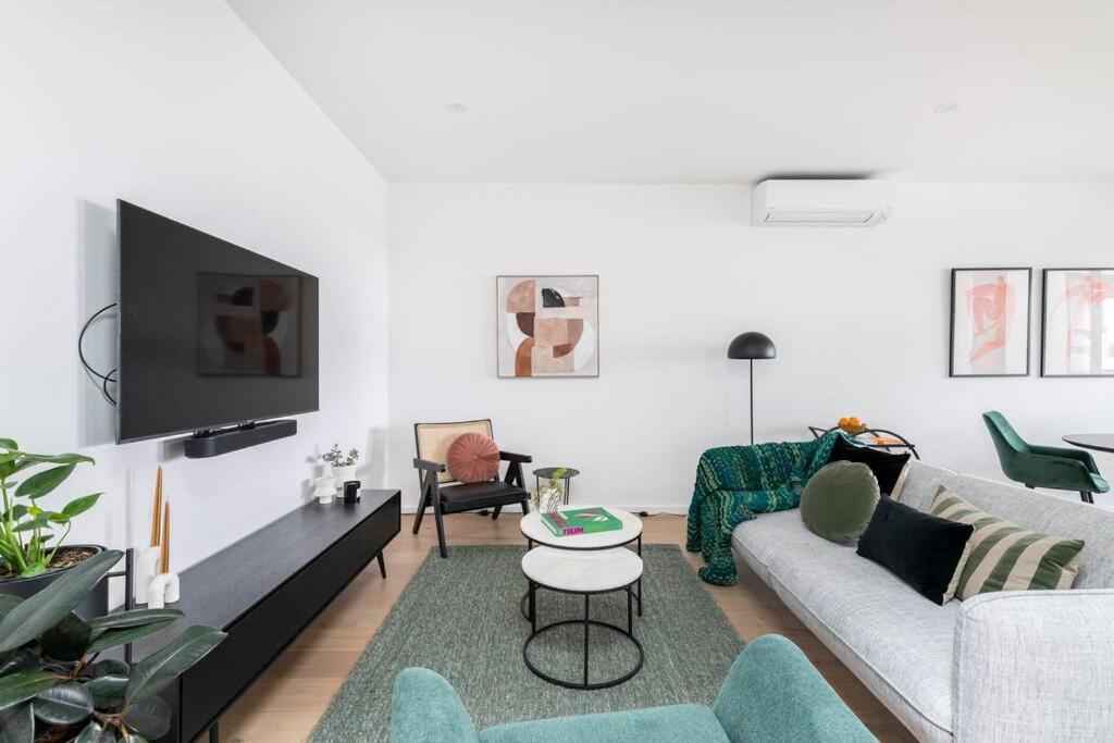 3 Bedroomtownhouse-free Parking * Melbourne